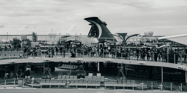 Quelles sont les techniques pour monter une tente sur un sol rocheux en camping?